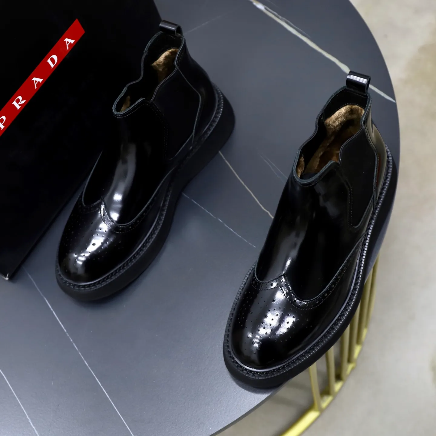 Ex-factory price: 680💰🙅‍♂️🙅‍♂️🙅‍♂️Fellow lining Cowhide lining Brand: PRADA Standard code: 38-44 (45 customized) Grade: Same style as the official website Material: Original high-grade cowhide surface Comfortable velvet lining Cowhide lining optional Non-slip soft wear-resistant outsole Style category: Men's fashionable casual boots Distinguished luxury brand elements Top luxury color: actual picture color